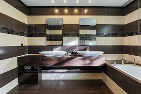 MONTAIGNE EXECUTIVE SUITE