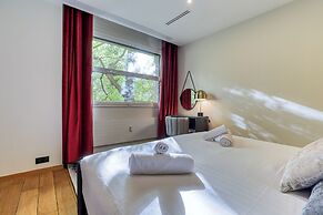 MONTAIGNE EXECUTIVE SUITE