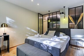 MONTAIGNE EXECUTIVE SUITE