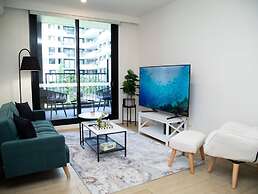 Clayton Luxe Retreat- Elegant 2 BDR With Balcony