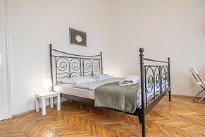 Bright 2BR Apartment Near Danube