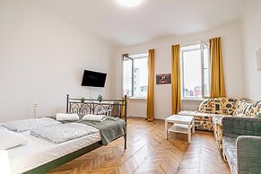 Bright 2BR Apartment Near Danube