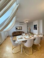 Comfy 3BR Apt With Living Room Balcony