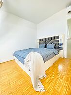 Comfy 3BR Apt With Living Room Balcony