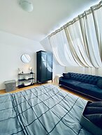 Comfy 3BR Apt With Living Room Balcony