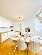 Comfy 3BR Apt With Living Room Balcony