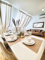 Comfy 3BR Apt With Living Room Balcony