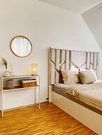 Comfy 3BR Apt With Living Room Balcony