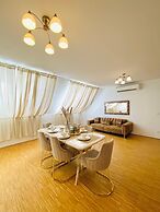 Comfy 3BR Apt With Living Room Balcony