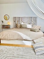Comfy 3BR Apt With Living Room Balcony