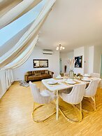 Comfy 3BR Apt With Living Room Balcony