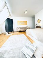 Comfy 3BR Apt With Living Room Balcony