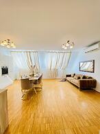 Comfy 3BR Apt With Living Room Balcony