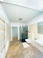 Comfy 3BR Apt With Living Room Balcony