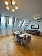 Comfy 3BR Apt With Living Room Balcony