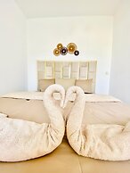 Comfy 3BR Apt With Living Room Balcony