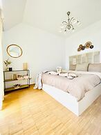 Comfy 3BR Apt With Living Room Balcony