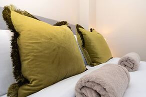 Stunning 3-bedroom Home With Free Parking