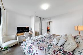Luxurious one Bedroom Apartment With Pool