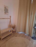 Modern 1BR With Living Room Central