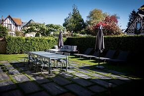 Large Chic Stylish Villa Superb Garden