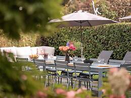 Large Chic Stylish Villa Superb Garden