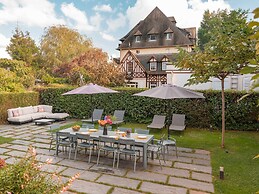 Large Chic Stylish Villa Superb Garden