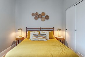 Walk to Eats! Berkeley Haven w/ Pet-friendly Yard