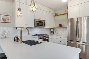 Walk to Eats! Berkeley Haven w/ Pet-friendly Yard