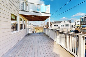Dog-friendly 5BR Beach Retreat w/ Large Deck