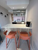 Modern Apt Near Beach & Center -Sunset47