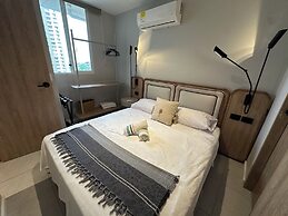 Modern Apt Near Beach & Center -Sunset47