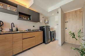 Modern Apt Near Beach & Center -Sunset47