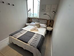 Modern Apt Near Beach & Center -Sunset47