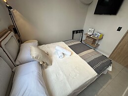 Modern Apt Near Beach & Center -Sunset47