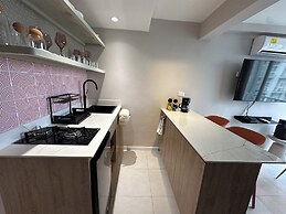 Modern Apt Near Beach & Center -Sunset47