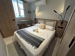 Modern Apt Near Beach & Center -Sunset47