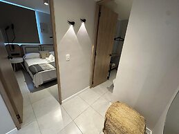 Modern Apt Near Beach & Center -Sunset47