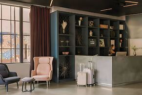 Lark Hotels 907 Main