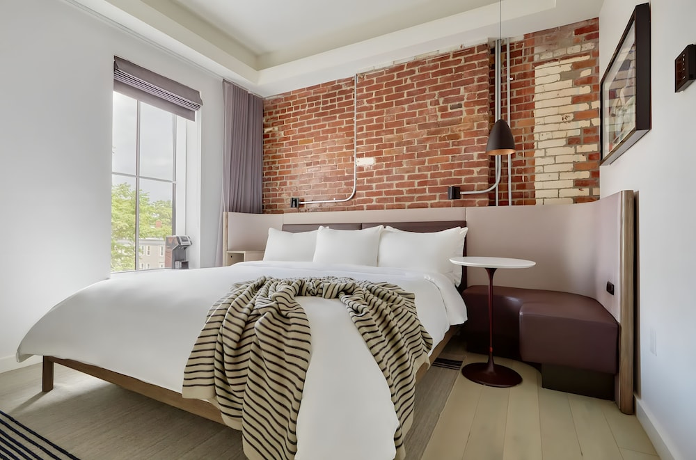 Lark Hotels 907 Main