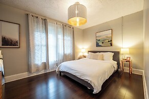Spacious Duplex for 14 in Downtown