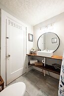 Spacious Duplex for 14 in Downtown