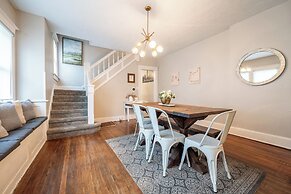 Spacious Duplex for 14 in Downtown
