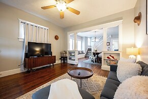 Spacious Duplex for 14 in Downtown