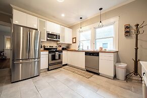 Spacious Duplex for 14 in Downtown
