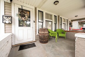 Spacious Duplex for 14 in Downtown