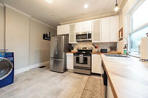 Spacious Duplex for 14 in Downtown
