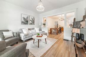 Spacious Duplex for 14 in Downtown