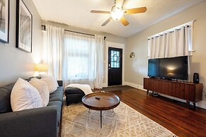 Spacious Duplex for 14 in Downtown