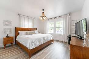 Spacious Duplex for 14 in Downtown